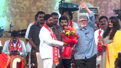 Uddhav Thackeray's brother Jaidev shares stage with Eknath Shinde at Dussehra rally