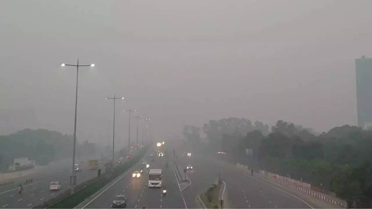 Delhi Air Pollution: #DelhiAirEmergency Trends as Air Quality Worsens in  Delhi NCR