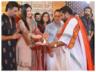 Katrina-Ranbir attend Navratri puja together