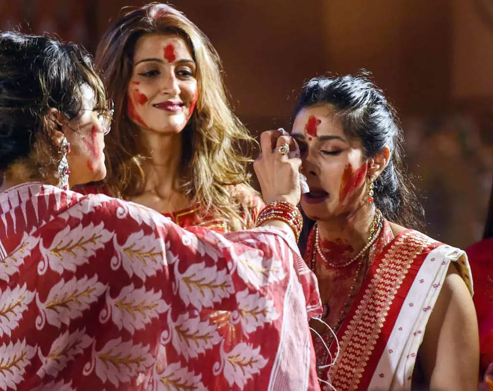 
Rani Mukerji, Kajol and Tanishaa Mukerji participate in Sindoor Khela
