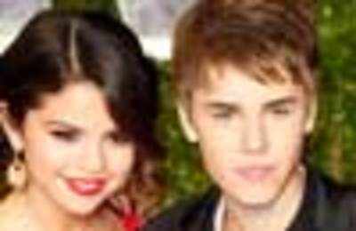 Justin Bieber gives his perfume to Selena Gomez