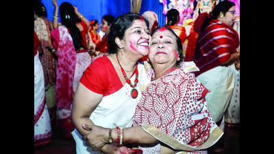 Lucknowites paint the town red on Sindoor Khela