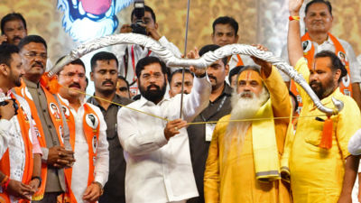 EC asks team Thackeray to respond as Shinde camp claims Sena's 'bow and arrow' symbol
