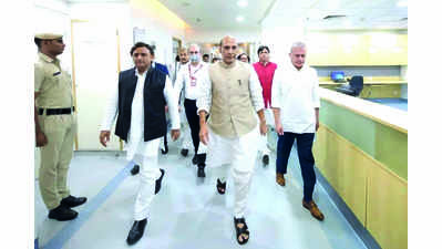 Rajnath visits hospital to enquire about MSY’s health