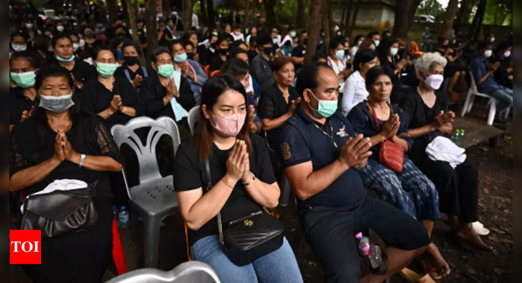 Les familles thaïlandaises des massacreurs prient alors que le roi dit “Je partage votre chagrin”