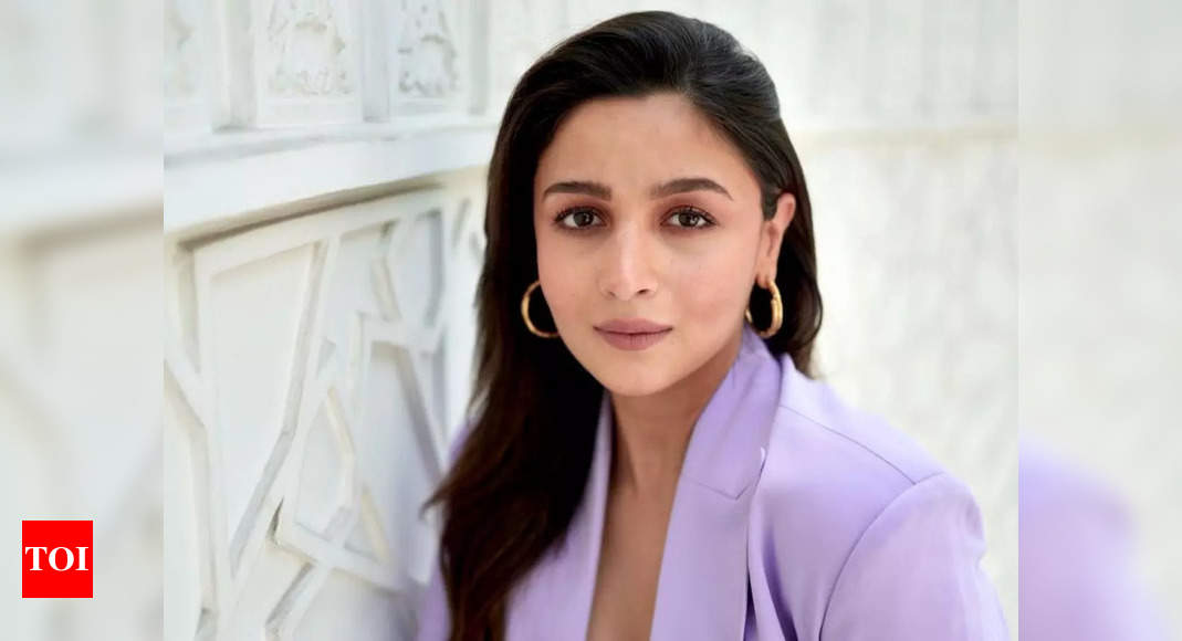 Pregnant Alia bhatt has a ‘chaat day’ with sister Shaheen Bhatt – Pics inside – Times of India