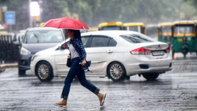 Rains cool Delhi weather by 2 degrees; traffic jams abound