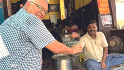 Banaras Hindu University VC enjoys tea at Pappu’s stall in Varanasi