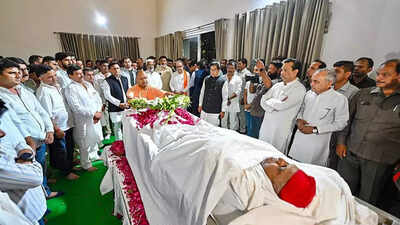 On way to Saifai, Samajwadi Party workers accord tearful farewell to Mulayam Singh Yadav