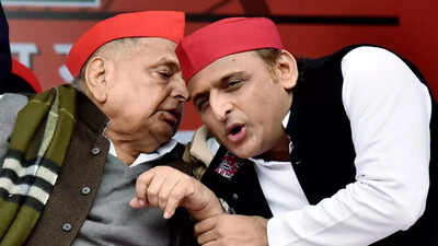 Was 'PariWar' Mulayam's bid to put son Akhilesh at party's helm?