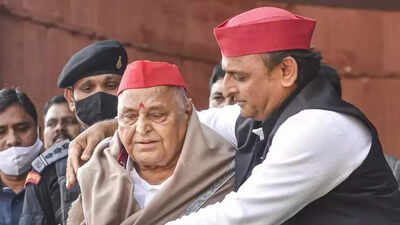 Was 'PariWar' Mulayam's bid to put son Akhilesh at party's helm?