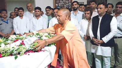 UP CM Yogi Adityanath pays tributes as Mulayam Singh Yadav's mortal remains reach Saifai
