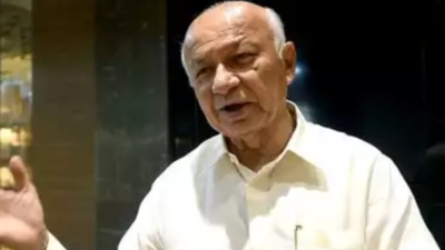 Farmer held for trying to steal former Maharashtra CM Sushilkumar Shinde's phone in train