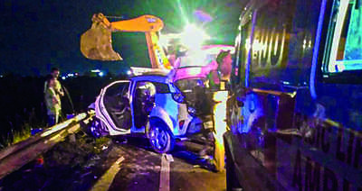3 youths die as car rams truck from behind near Dharmapuri