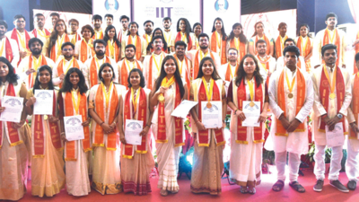 Shloka Negi Bags 13 Medalsat Iit(bhu) 11th Convocation | Varanasi News ...