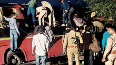 Armyman dies as bus with 70 rams truck on Yamuna Expressway | Noida ...