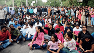 Teachers rally behind students, want public traffic on Bangalore University campus banned