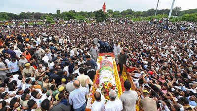 Thousands bid farewell to 'dharti putra' Mulayam Singh Yadav at Saifai
