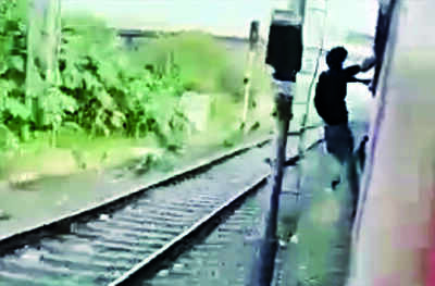 Man does stunts on moving train, ends up dead