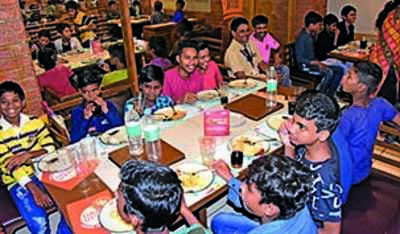 City cops organise special lunch for slum children at restaurant