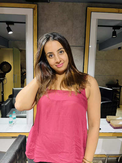Sanjjanaa Galrani donates hair to cancer patients on her birthday