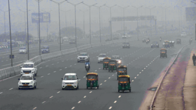 Delhi: Fog makes early entry, visibility drops to 300 metres at Palam ...