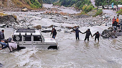 Kolkata: Pilgrims start returning from Nepal, roads to open soon