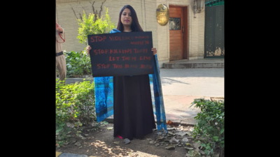 Noida woman chops her hair to show support to protest in Iran | Noida News  - Times of India