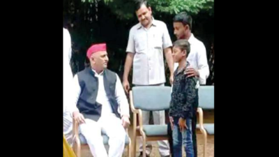 Akhilesh Yadav meets 10-year-old MSY fan Navratan, to bear his education cost
