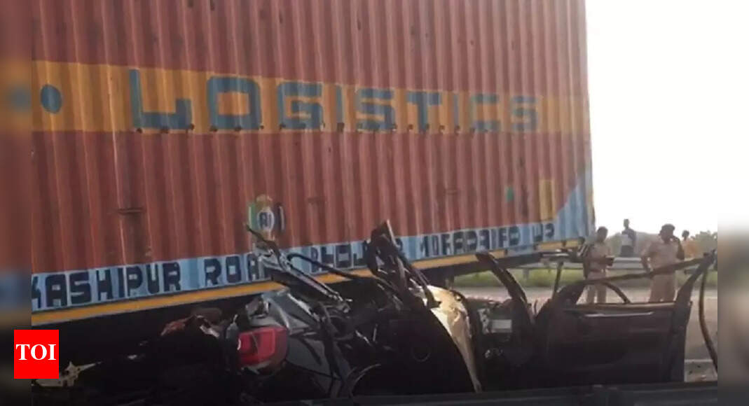 bmw car accident purvanchal expressway Overspeeding BMW crashes into truck on Purvanchal