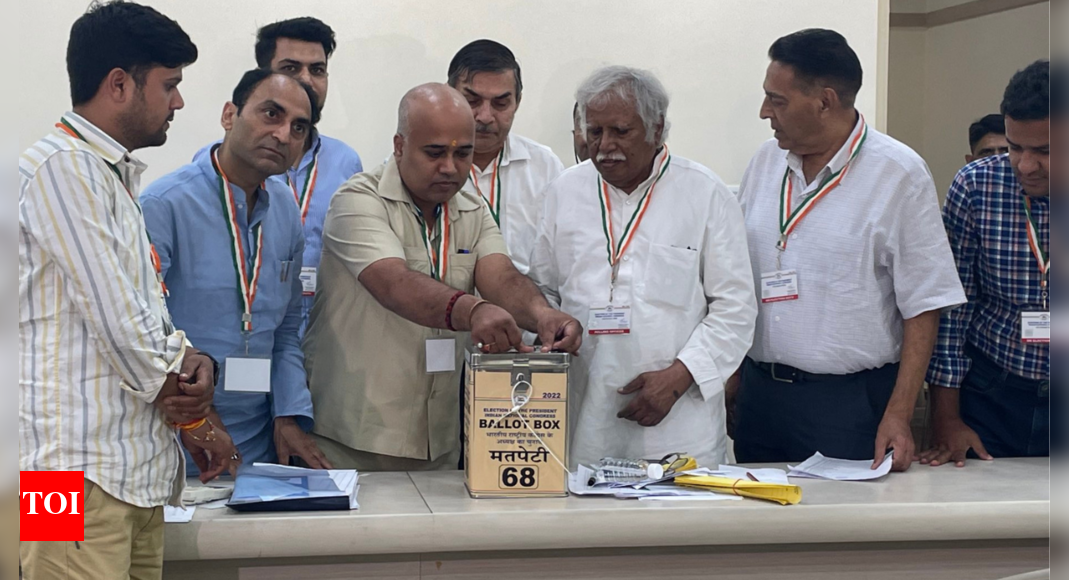 Cong prez polls live: Voting to start at 10am