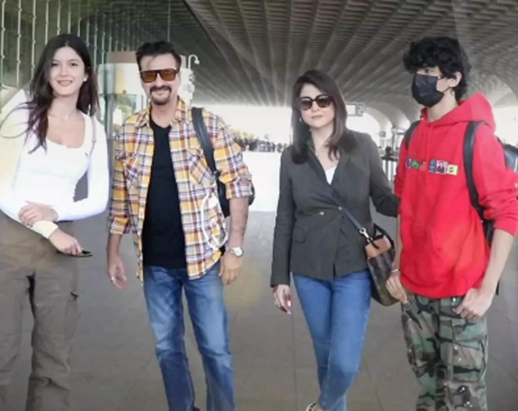 
Shanaya Kapoor, parents Maheep and Sanjay Kapoor make adorable appearance at Mumbai airport
