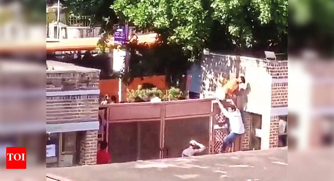 Miranda House Mob enters Miranda House by force, climbs walls at