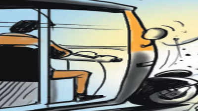 Pune: Auto driver robs courier boy of Rs 5,000 over 'mishap'
