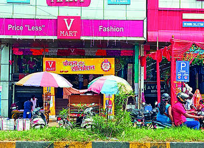 JSR hawkers occupy parking spaces, vehicles block roads