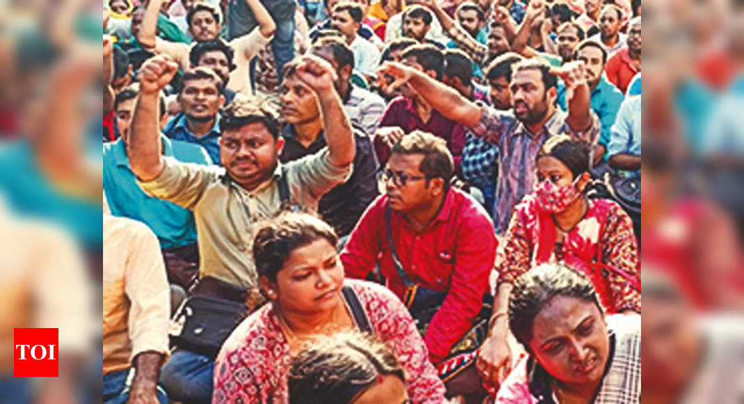 West Bengal: ‘Qualified’ TET candidates stage protest seeking appointment in schools – Times of India