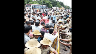 Thousands seek closure of tollgate in Surathkal