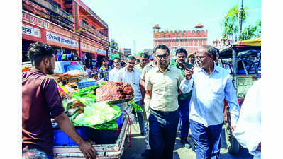 Collector inspects markets to check Diwali readiness