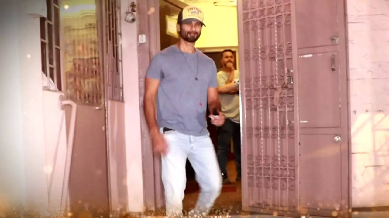 Shahid Kapoor wore the most INEXPENSIVE sweatshirt for his PIZZA