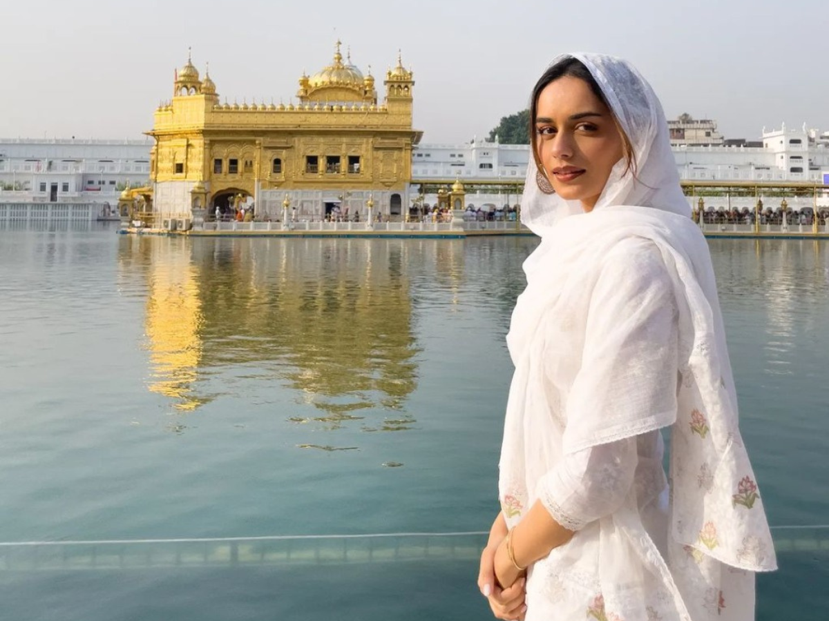 Amritsar:Bollywood actress and Television anchor Mandira Bedi visits to  offer prayers at the Golden Temple. #Gallery