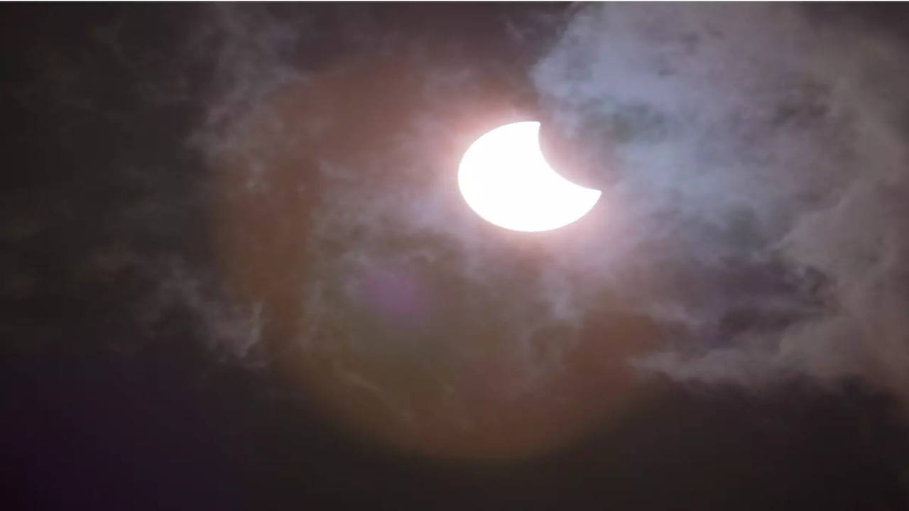 During a full solar eclipse, does the moon show up on the other side of the  planet? - Quora