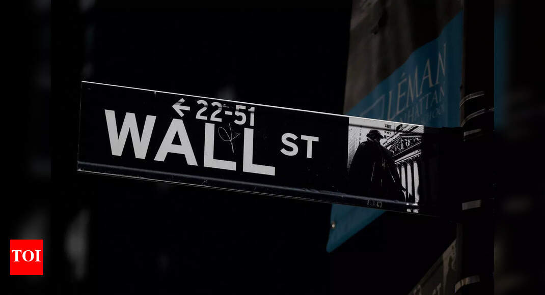 Wall Street ends lower as Fed worries outweigh earnings - Times of India