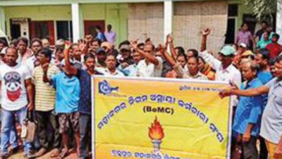 Daily wagers' stir for job regularisation in Berhampur