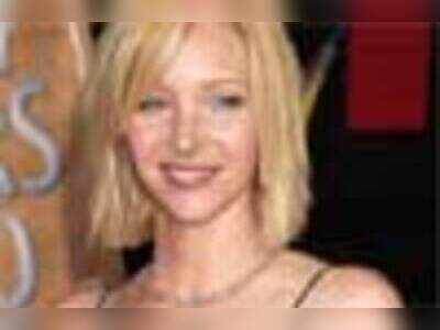 Lisa Kudrow Wants Friends Co Stars On Show English Movie News Times Of India