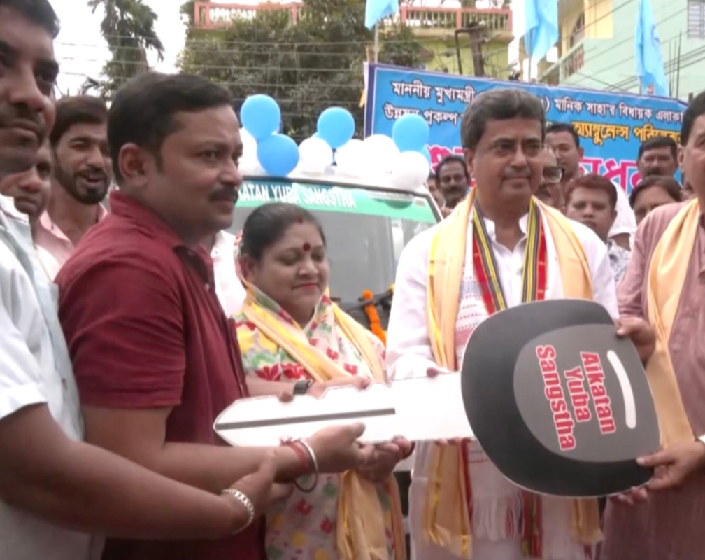 
Tripura CM Manik Saha flags off ambulances to 'Aikatan Yuva Sangathan' club
