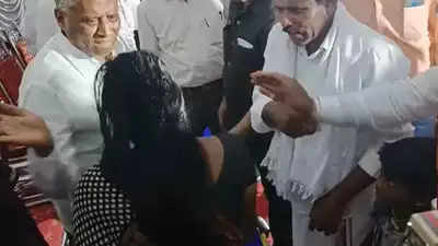 Karnataka minister slaps woman, apologises