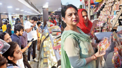 Patna: People go for last-minute Diwali shopping