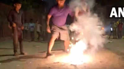 Despite ban, firecrackers burst in many parts of Delhi on Diwali