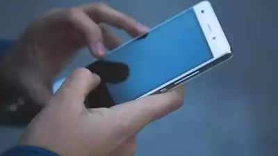Mumbai man gives cell phone for repair, loses Rs 2 lakh from bank
