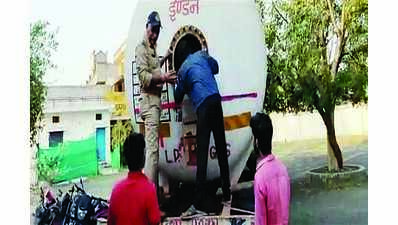 LPG tanker caught ferrying illicit liquor worth ₹1.25cr